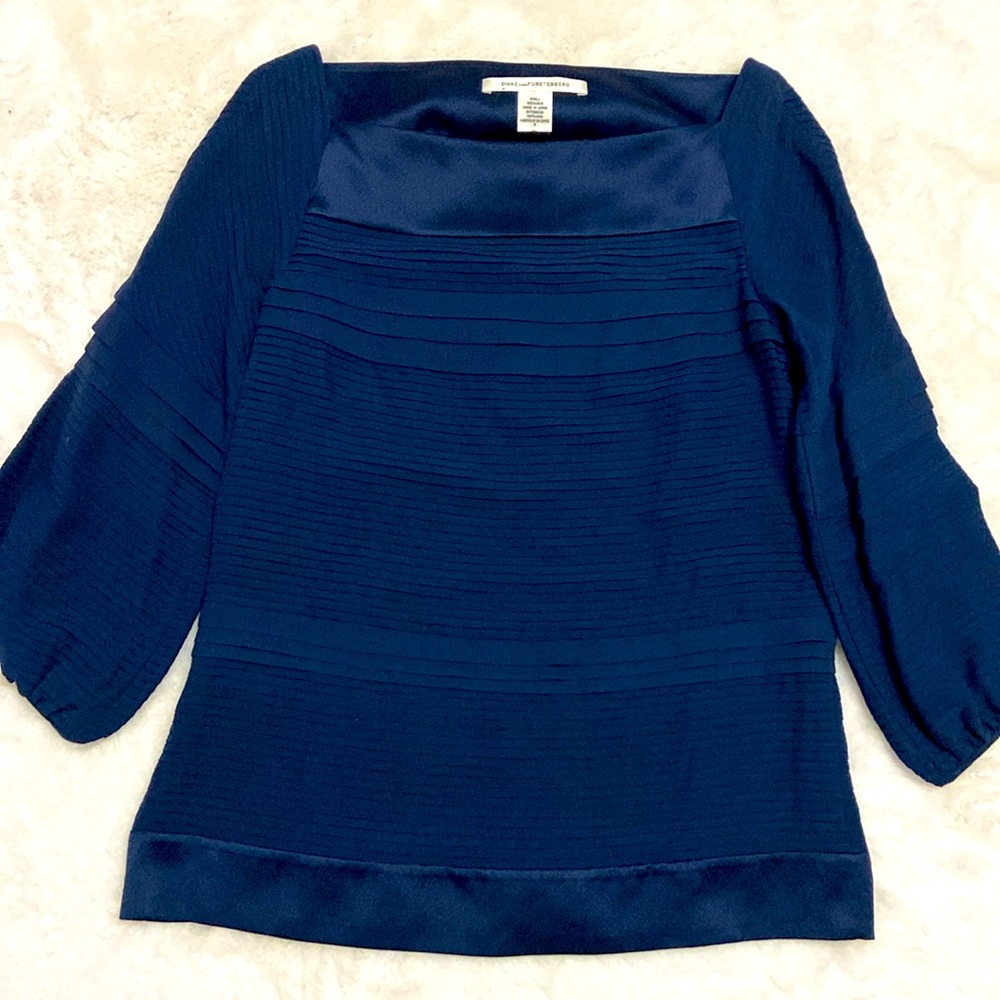 Diane vonFursteberg silk navy top size 8